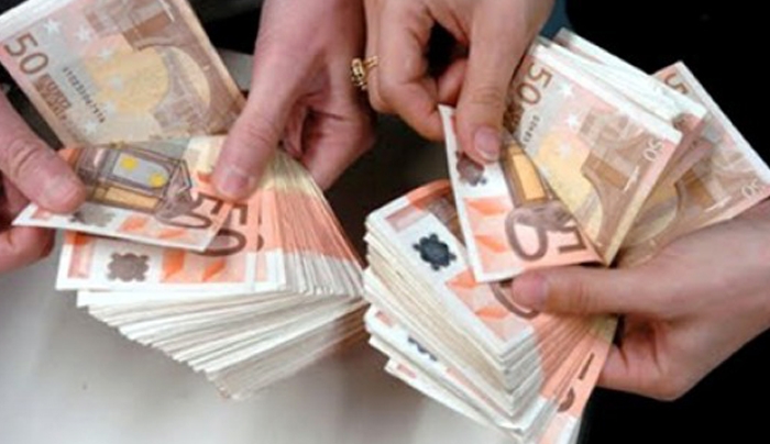 Προσέχετε τα μετρητά και τις καταθέσεις σας – Καραδοκεί η Εφορία