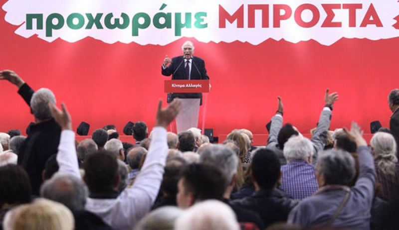 Χαμός με Λεβέντη στο ΣΕΦ: Τα «έχωσε» σε ΓΑΠ και Σημίτη – Τον γιούχαραν και αποχώρησε
