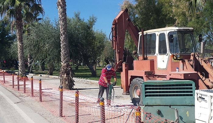 Ξεκίνησε το έργο ανάπλασης και ηλεκτροφωτισμού της πλατείας στο Τιγκάκι (Φωτό)
