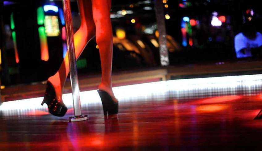 Συγγρού: Κατήγγειλε ότι ζαλίστηκε από το ποτό και την βίασαν έξω από στριπ κλαμπ – Ο εφιάλτης της 32χρονης