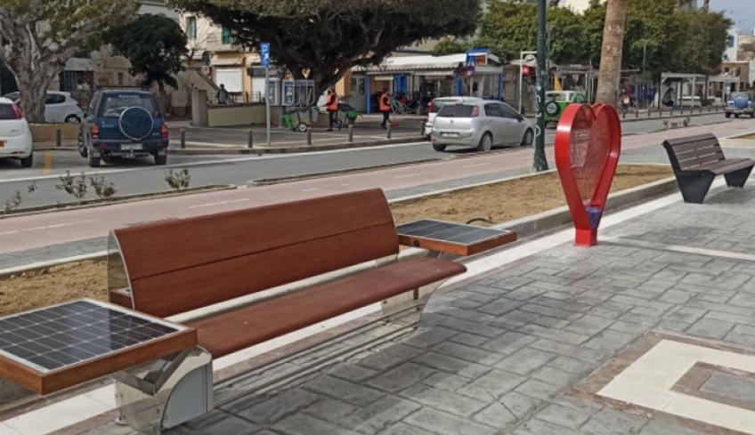 Τοποθετήθηκαν τα 3 ''έξυπνα'' παγκάκια στον λιμένα Μανδρακίου της Κω