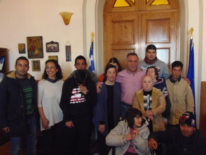 Επίσκεψη του Σβουρένειου ΚΔΑΠ ΜΕΑ στον Δήμαρχο με αφορμή την Παγκόσμια Ημέρα Ατόμων με Αναπηρίες.