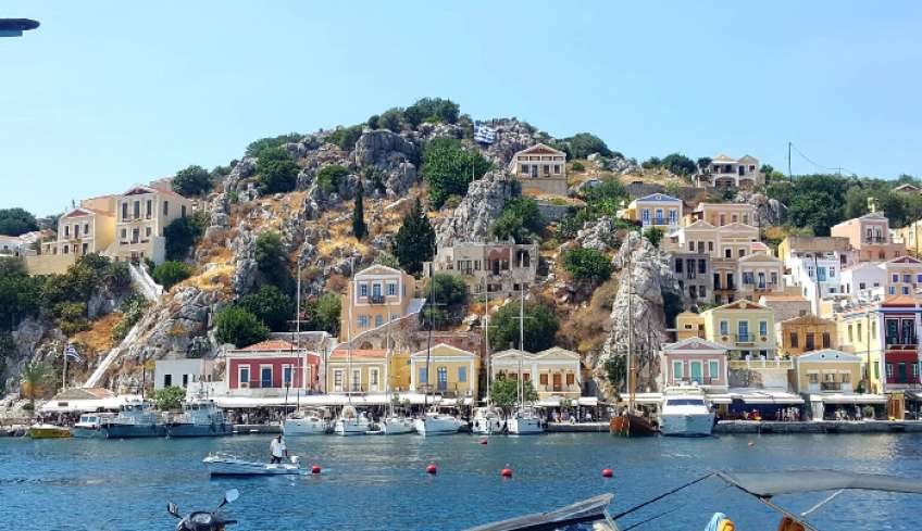 Στη Σύμη γιόρτασε τα γενέθλια της συζύγου του ο “Mr. Nammos” Σάμι Ιμπραήμ – Δέκα ελικόπτερα μετέφεραν τους VIP καλεσμένους