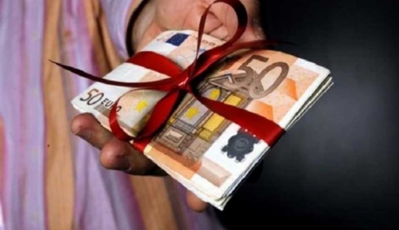 Πώς μπορούν να διεκδικήσουν την επιστροφή του 13ου και 14ου μισθού οι δημόσιοι υπάλληλοι