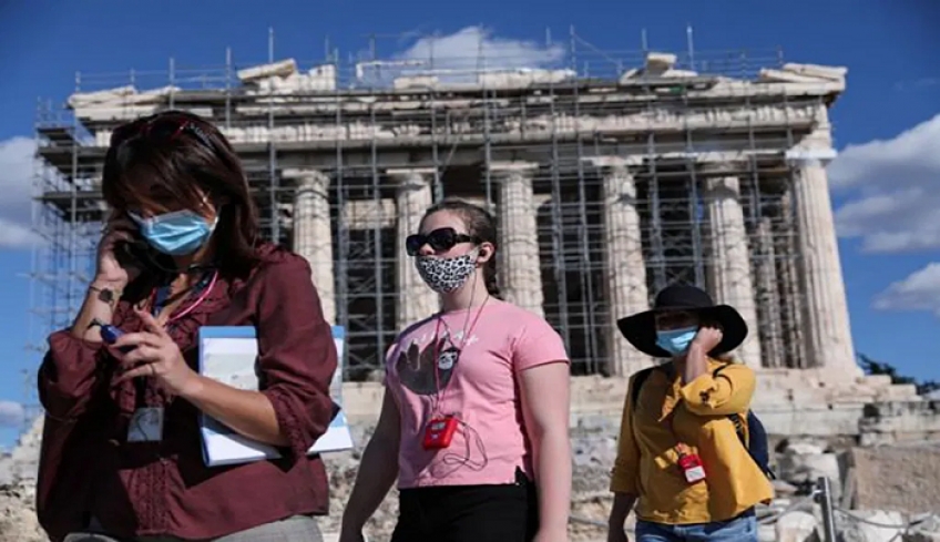 Δεν χαλαρώνουν τα πρωτόκολλα στον τουρισμό παρά τον εμβολιασμό