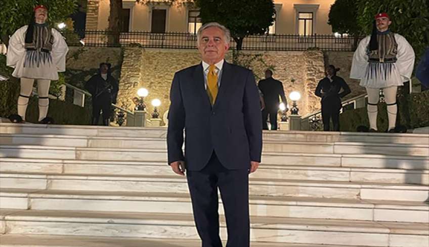 Ο Βασ. Υψηλάντης στον εορτασμό για την αποκατάσταση της Δημοκρατίας στο Προεδρικό Μέγαρο