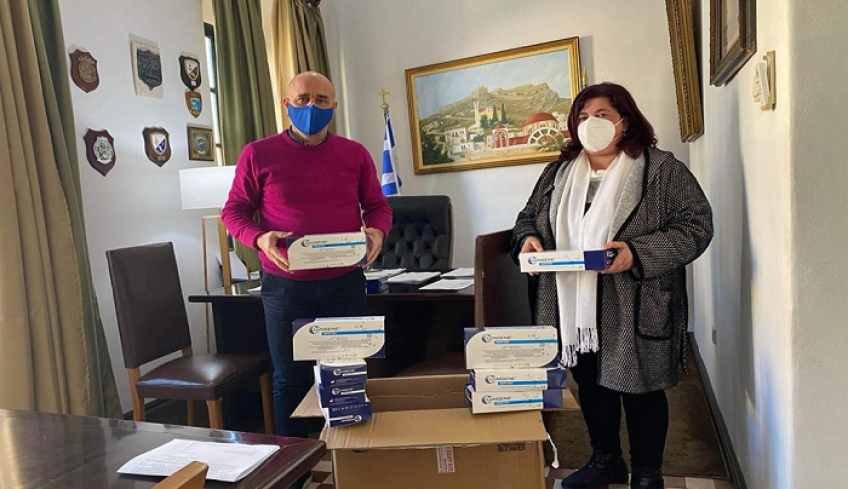 Παραδόθηκαν στις σχολικές μονάδες της Λέρου 1000 Self Tests από την Πρόεδρο της Δευτεροβάθμια Σχολικής Επιτροπής του Δήμου