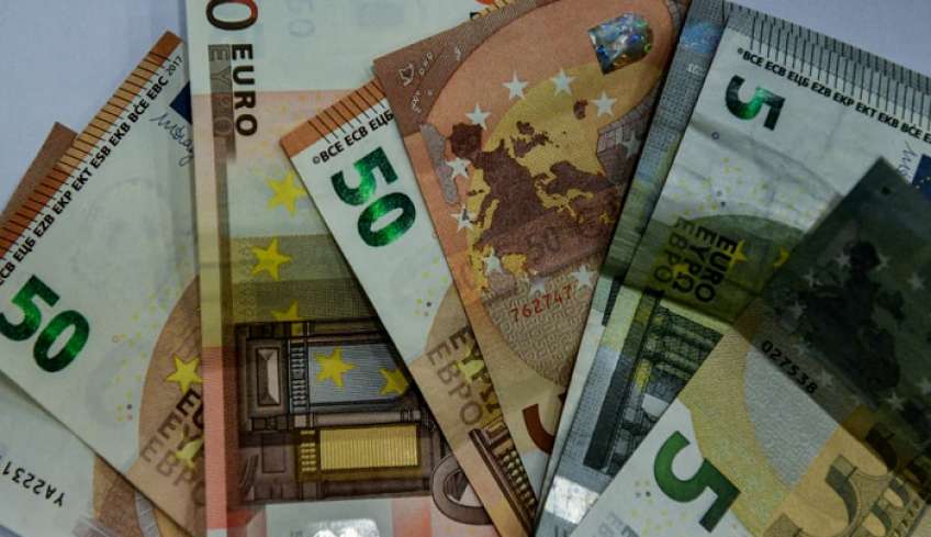 Αυξήσεις μισθών στον ιδιωτικό και δημόσιο τομέα: Ποιοι «τυχεροί» θα λάβουν διπλή αύξηση