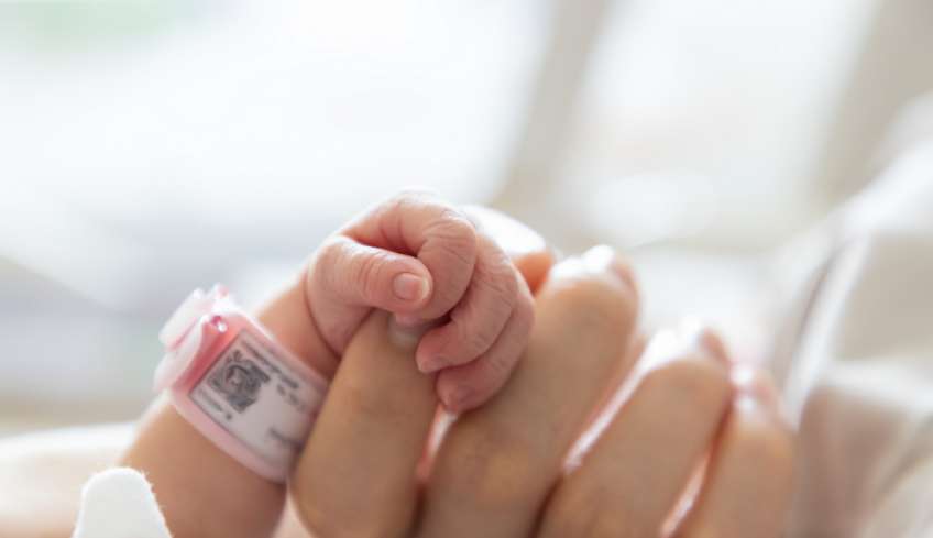 Χανιά: 400 ζευγάρια εξαπατήθηκαν από το κύκλωμα με τις παράνομες υιοθεσίες - Δείτε πού ζούσαν οι παρένθετες μητέρες