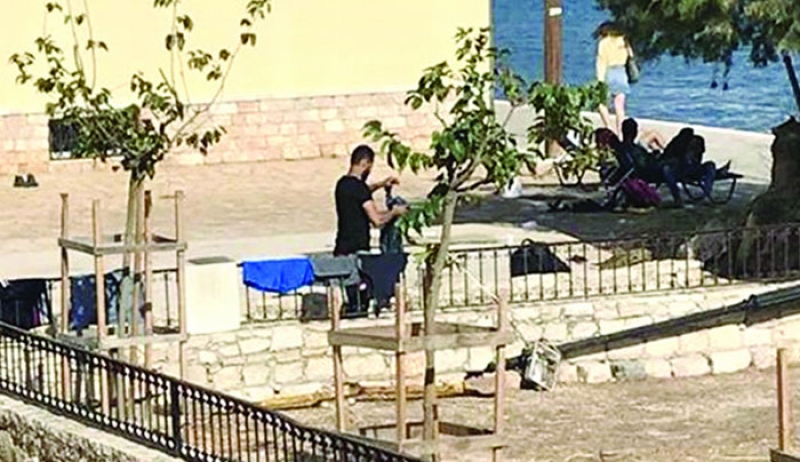 Εκρυψαν κάτω από το χαλί το πρόβλημα του Καστελλορίζου με τους μετανάστες – Λιάζονται… και αναζητούν τροφή και στέγη