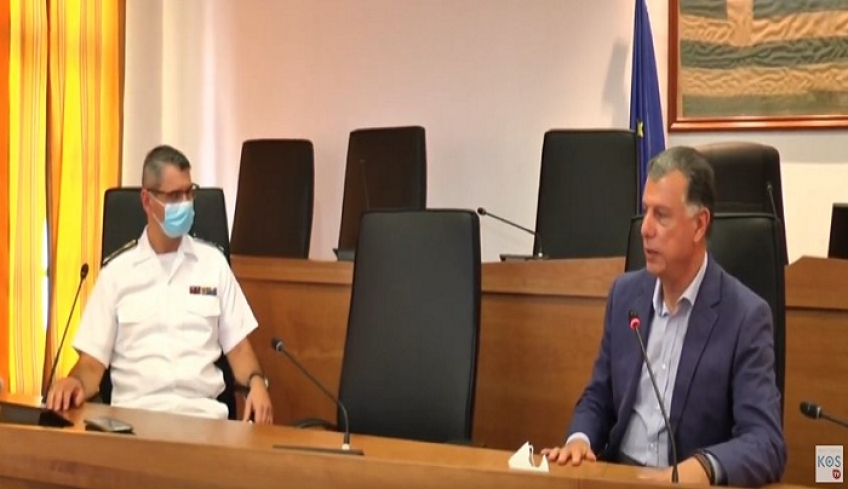 Εθιμοτυπική επίσκεψη στο Δήμαρχο Κω Θεοδόση Νικηταρά του Υποναύαρχου Λιμενικού Σώματος Αντώνη Μάζη