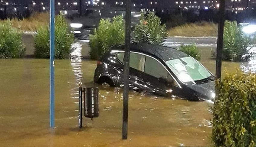 Χαμός στην Θεσσαλονίκη από την κακοκαιρία: Στις οροφές των ΙΧ οδηγοί και πολίτες σε ταράτσα