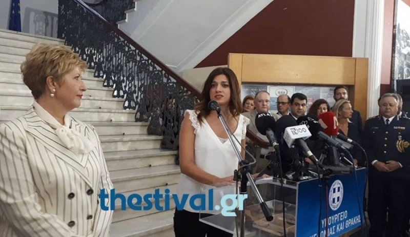 Με δάκρυα και αμηχανία η παράδοση-παραλαβή στο υφυπουργείο Μακεδονίας-Θράκης - ΒΙΝΤΕΟ