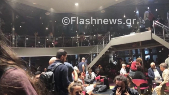 Δραματικές ώρες στο "ΕΛ.ΒΕΝΙΖΕΛΟΣ" - Έπιασε φωτιά εν πλω (βίντεο + φωτο)