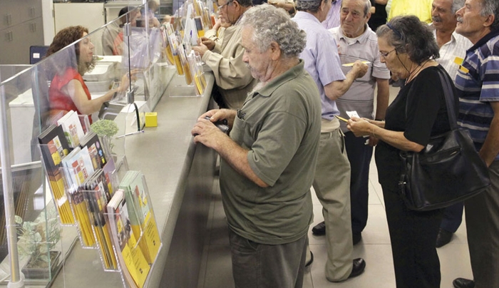 Χάος με τον ΕΦΚΑ - «Αόρατοι» 90.000 ασφαλισμένοι με μπλοκάκια