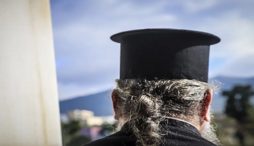 Πειθαρχικός έλεγχος «αρνητή» ιερέα – θεολόγου σε σχολεία στην Πάτμο