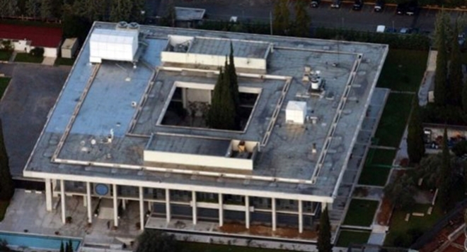 Υψηλόβαθμο στέλεχος του κλιμακίου της CIA στην Αθήνα (στη φωτογραφία αρχείου η αμερικανική πρεσβεία) θεωρείται ο ελληνοαμερικανός πράκτορας που επικοινώνησε με τον ανακριτή για να μιλήσει σχετικά με το σκάνδαλο των υποκλοπών κατά τη διάρκεια των Ολυμπιακών Αγώνων του 2004 και μετέπειτα (AP Photo/Thanassis Stavrakis).