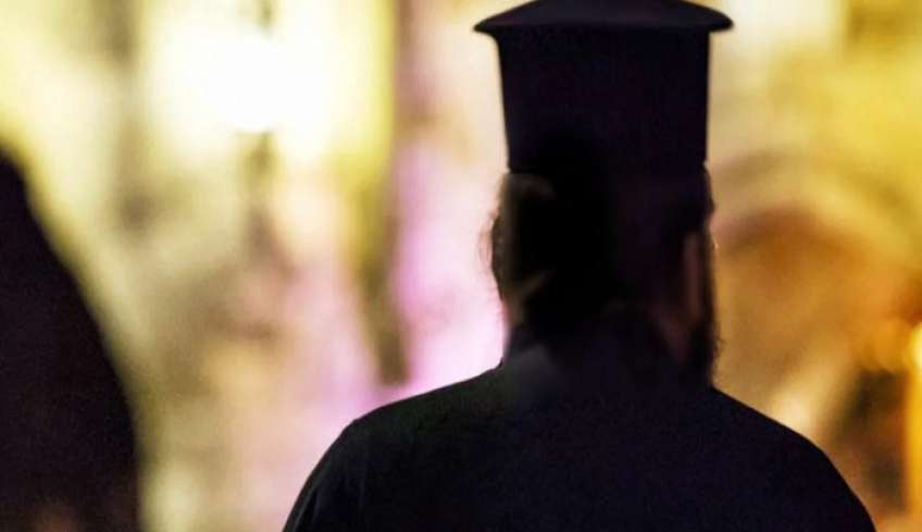 Πάτρα: Άρπαξε 1 εκατ. ευρώ κι έγινε ιερέας για να γλιτώσει -Τον εντόπισαν στην Αθήνα μέσω Facebook 14 χρόνια μετά