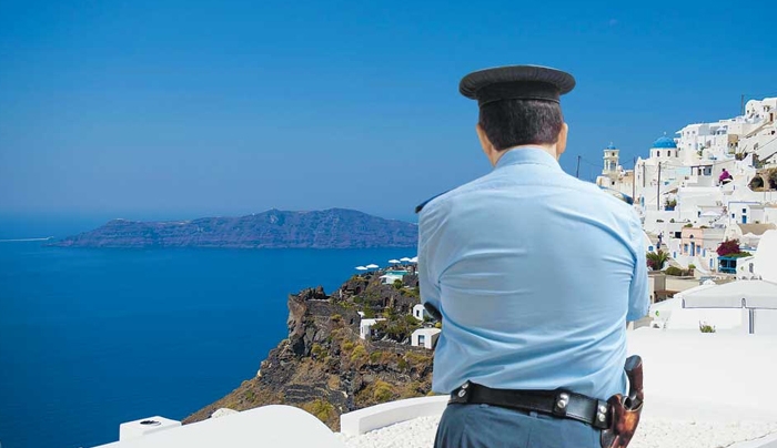 Καμπάνες στην ΕΛ.ΑΣ. για το κύκλωμα δουλεμπόρων στη Σαντορίνη