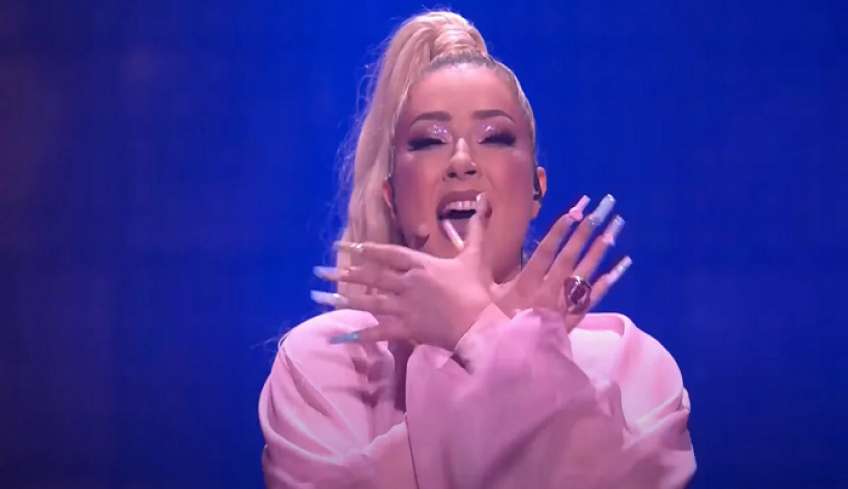 Eurovision 2022: Προκλητική η Αλβανίδα -Σχημάτισε τον εθνικιστικό αετό με τα χέρια [βίντεο]