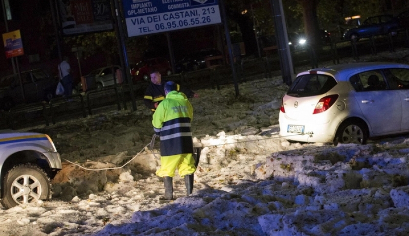 Χαλαζόπτωση μαμούθ στη Ρώμη – Βυθίστηκαν τα πάντα κάτω από το χαλάζι [video]