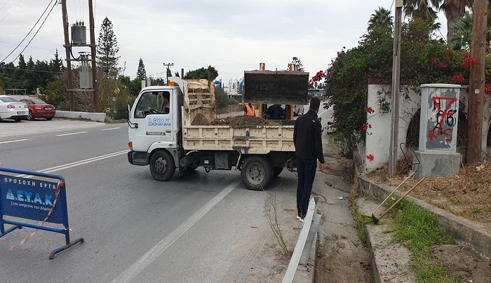 Π. Πετρής: Καθαρισμός των καναλιών απορροής στον επαρχιακό στο ύψος του Σκλαβενίτη από ΔΕΥΑΚ