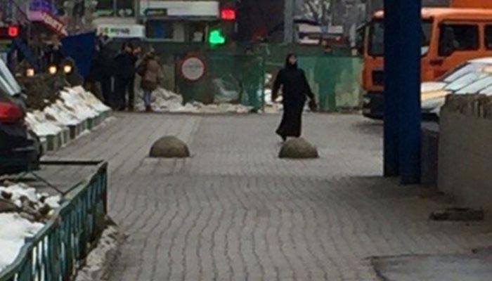 ΦΡΙΚΗ: Γυναίκα φώναζε «Αλλάχου Άκμπαρ», κρατώντας το ΚΟΜΜΕΝΟ ΚΕΦΑΛΙ παιδιού