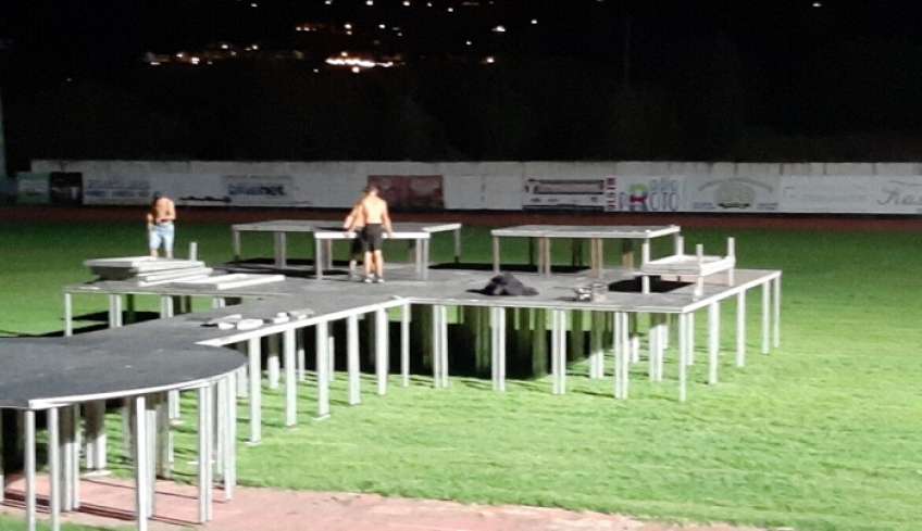 Ξεκίνησαν οι εργασίες τοποθέτησης του stage για την μεγάλη συναυλία του " ΓΙΏΡΓΟΥ ΜΑΖΩΝΑΚΗ"