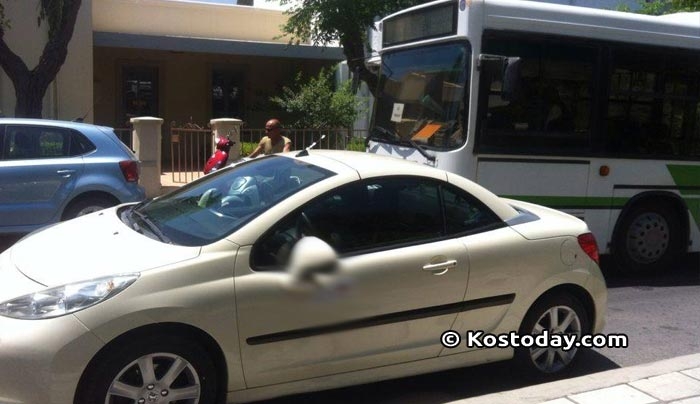 ΣΥΜΒΑΙΝΕΙ ΤΩΡΑ: Κυκλοφοριακό κομφούζιο λόγω παράνομου παρκαρίσματος