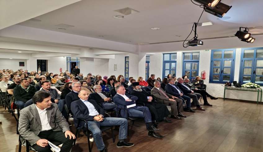 Το αδιαχώρητο στην επετειακή εκδήλωση για την 7η Μαρτίου από το Γυμνάσιο Κεφάλου με ομιλία του Σάββα Καλεντερίδη