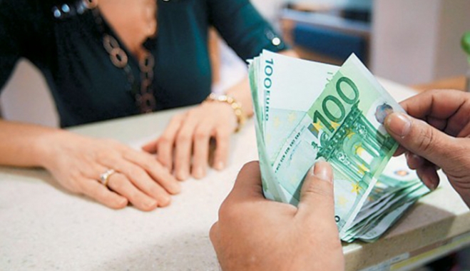 Οι Έλληνες εμπιστεύονται την κυβέρνηση αλλά αποσύρουν τις καταθέσεις τους