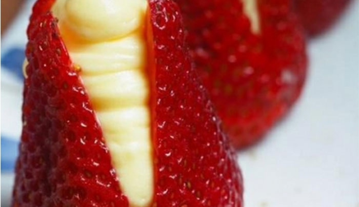 Φράουλες γεμισμένες με cream cheese και σαντιγί