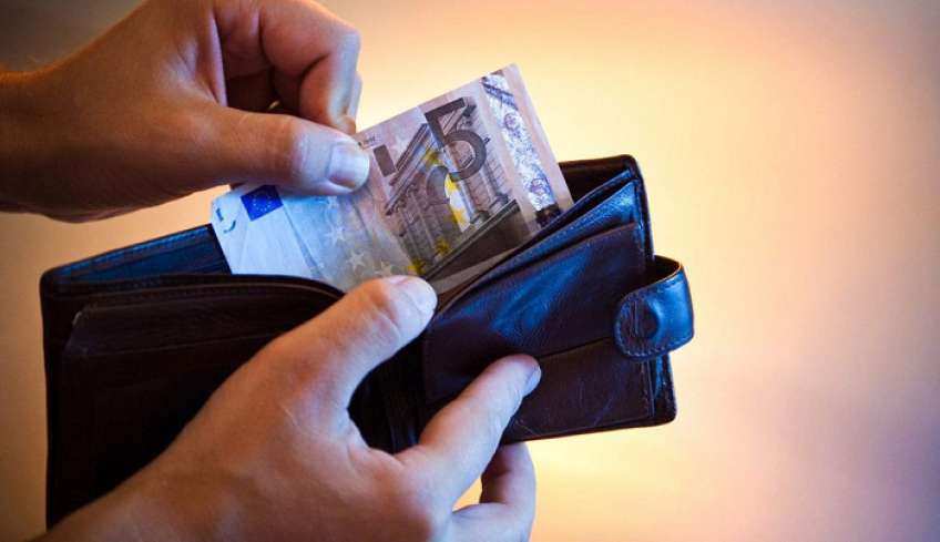 Έρχεται μηνιαίο επίδομα ακρίβειας έως 200 ευρώ - Τι εξετάζει η κυβέρνηση