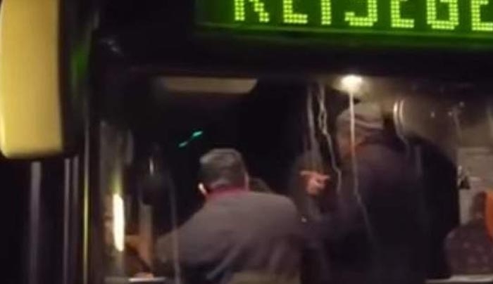 Βίντεο ντροπής από τη Γερμανία: Οχλος εμποδίζει πρόσφυγες να αποβιβαστούν -Αστυνομικός αρπάζει παιδί