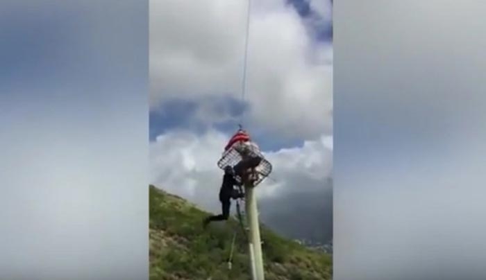 Σοκαριστικό ατύχημα! Πτώση διασώστη που προσπαθούσε να σώσει πεζοπόρο (Βίντεο)