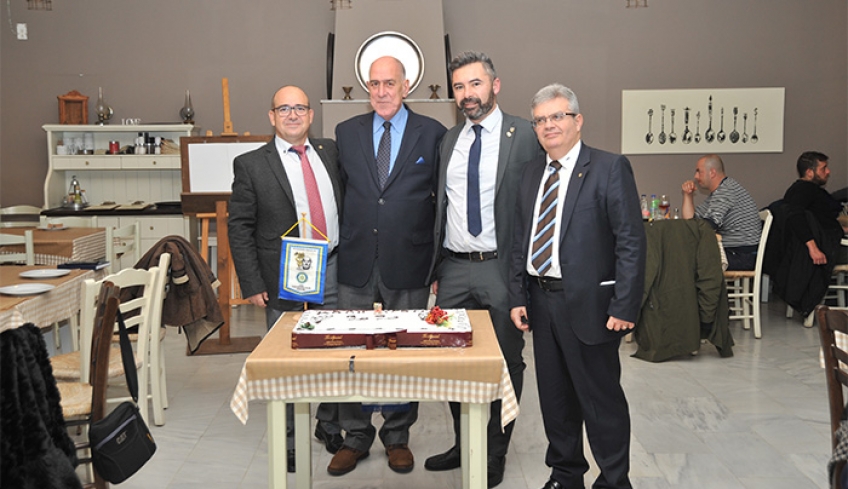 Όπως κάθε χρόνο έτσι και φέτος, ο Ροταριανός Όμιλος Κω πραγματοποίησε συνεστίαση για την καθιερωμένη κοπή της πρωτοχρονιάτικης πίτας.