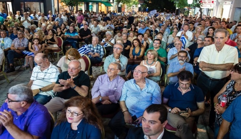 «Ζητώ μια ψήφο καρδιάς, αγάπης και εμπιστοσύνης» – Μοναδική σε όγκο και σε παλμό η συμμετοχή των πολιτών στην κεντρική ομιλία του Μάνου Κόνσολα