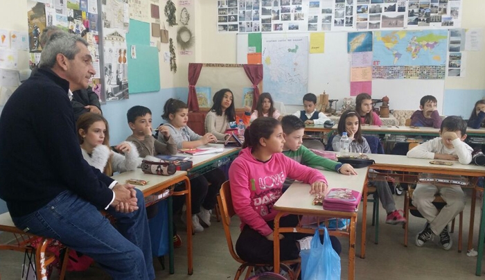 Γ. Χατζημάρκος στους μαθητές του Δημοτικού Σχολείου Κρεμαστής...