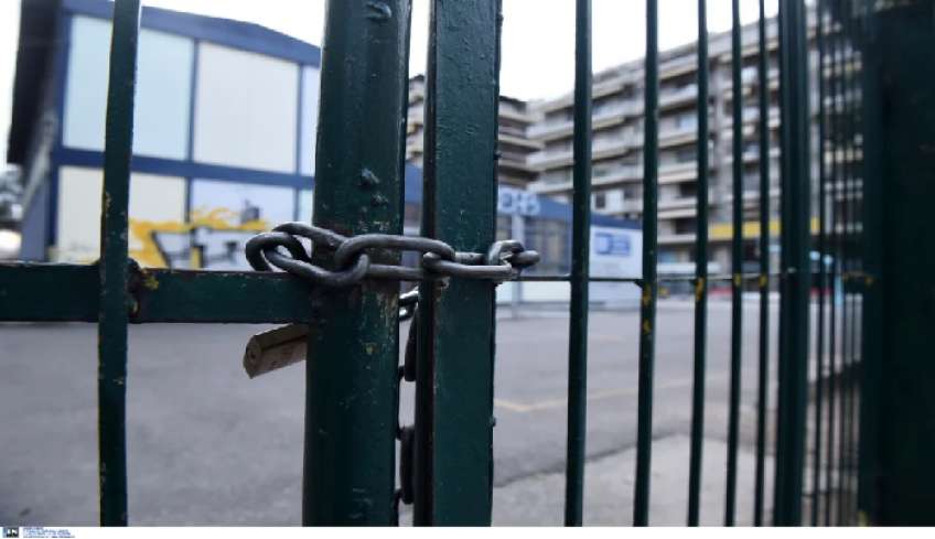 Άγριο ξύλο σε σχολείο στο Αιγάλεω: Μαθητής τσακώθηκε με τον διευθυντή και μεταφέρθηκε σε νοσοκομείο