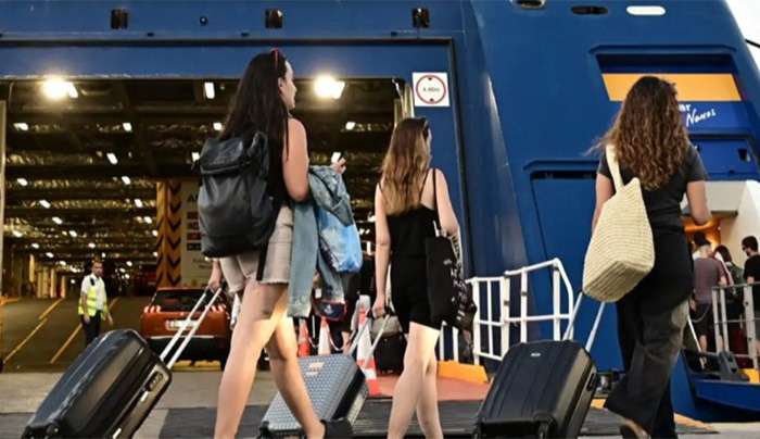 Σε εξέλιξη η έξοδος των αδειούχων: Μεγάλη κίνηση στα λιμάνια της Αττικής – «Απόδραση» άνω των 50.000 επιβατών την Παρασκευή