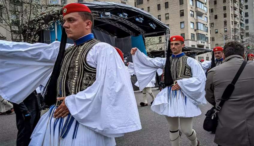Νέα Υόρκη: H καρδιά του ελληνισμού χτύπησε στο Μανχάταν – To σύνθημα που κυριάρχησε στην Εθνική Παρέλαση