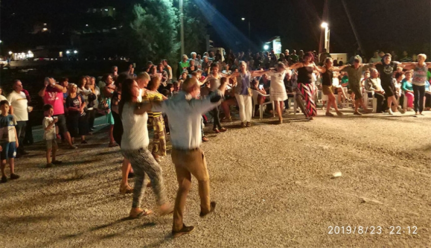 ΛΕΡΙΚΗ ΒΡΑΔΙΑ ΓΙΟΡΤΗ ΚΡΑΣΙΟΥ