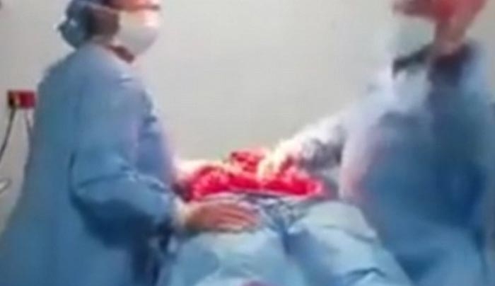 Χειρουργός και νοσοκόμα χορεύουν πάνω από ασθενή σε ανοιχτό χειρουργείο - ΒΙΝΤΕΟ