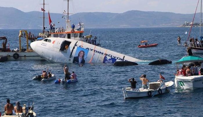 Βίντεο: Οι Τούρκοι βυθίζουν Airbus στα νερά του Αιγαίου