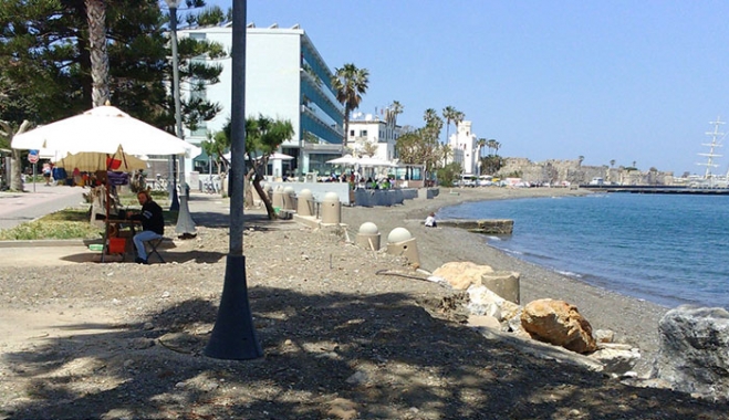Προσωρινή παρέμβαση στο τοιχίο της Β. Γεωργίου - Αποκατάσταση παραλιών από μηχανήματα του Δήμου (Φωτό)