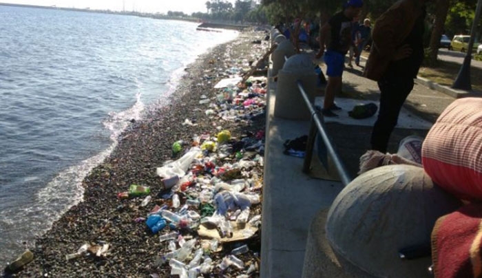 Καθαρίζεται η Β. Γεωργίου: Πλήθος απορρίμματα στο παραλιακό μέτωπο (Βίντεο)