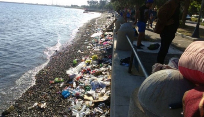 Καθαρίζεται η Β. Γεωργίου: Πλήθος απορρίμματα στο παραλιακό μέτωπο (Βίντεο)