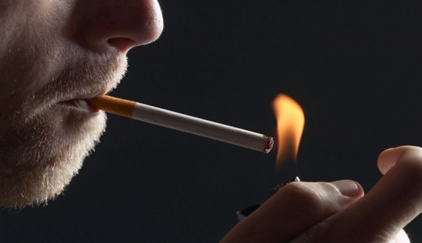 Κάπνισμα &amp; οδήγηση: Πρόστιμα από 1.500 ευρώ και αφαίρεση διπλώματος
