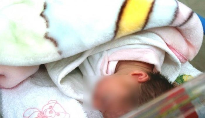 Πάτρα: Χτυπούσαν και έσβησαν τσιγάρα στο σώμα του βρέφους τους - Χειροπέδες στους γονείς - Φρίκη σε ισόγειο σπιτιού!