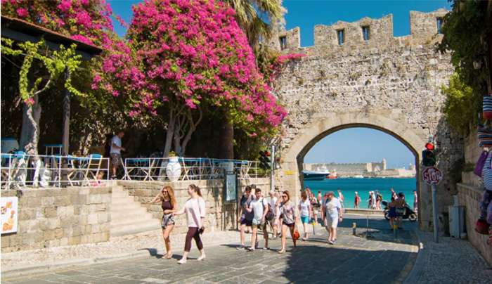 Γιατί οι Τούρκοι επιλέγουν διακοπές στα ελληνικά νησιά